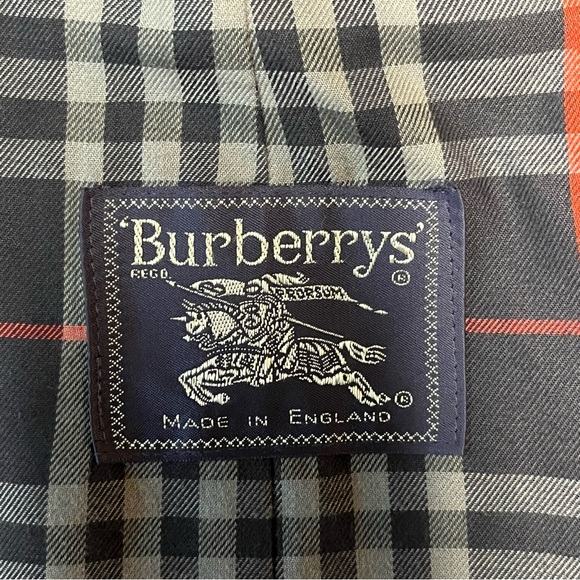 Burberry trench coat. - Picture 12 of 14